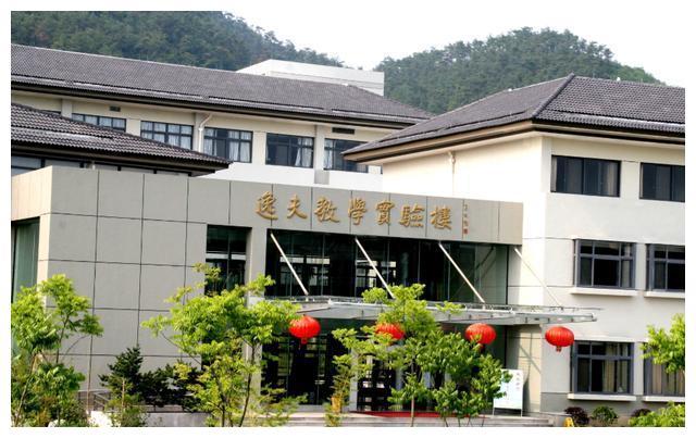 吝啬邵逸夫一生捐了三万栋逸夫楼为何有的逸字少一点