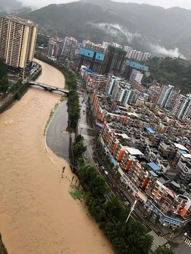 达州一地受暴雨影响,乡镇路段滑坡塌方,山洪水较多