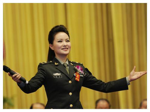 民歌女神雷佳34岁成首位博士级的歌唱家41岁魅力依旧