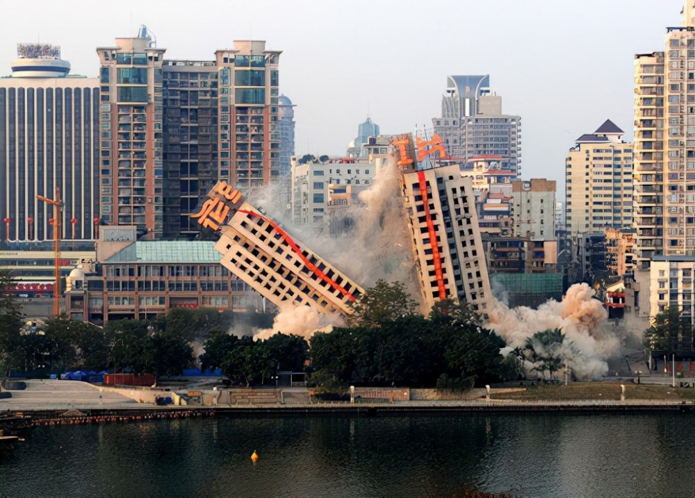 昆明15栋烂尾楼爆破好好的大楼为啥不继续修建而是炸毁