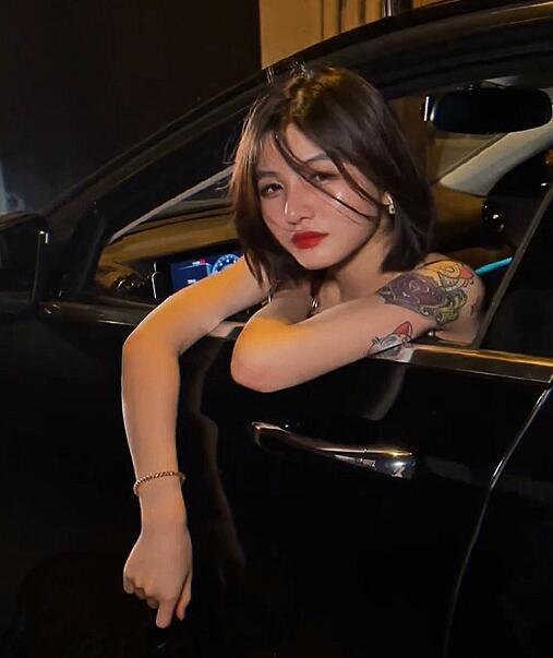 离开郝一点后万小七人气跌入低谷千万粉丝仅千人观看她表演