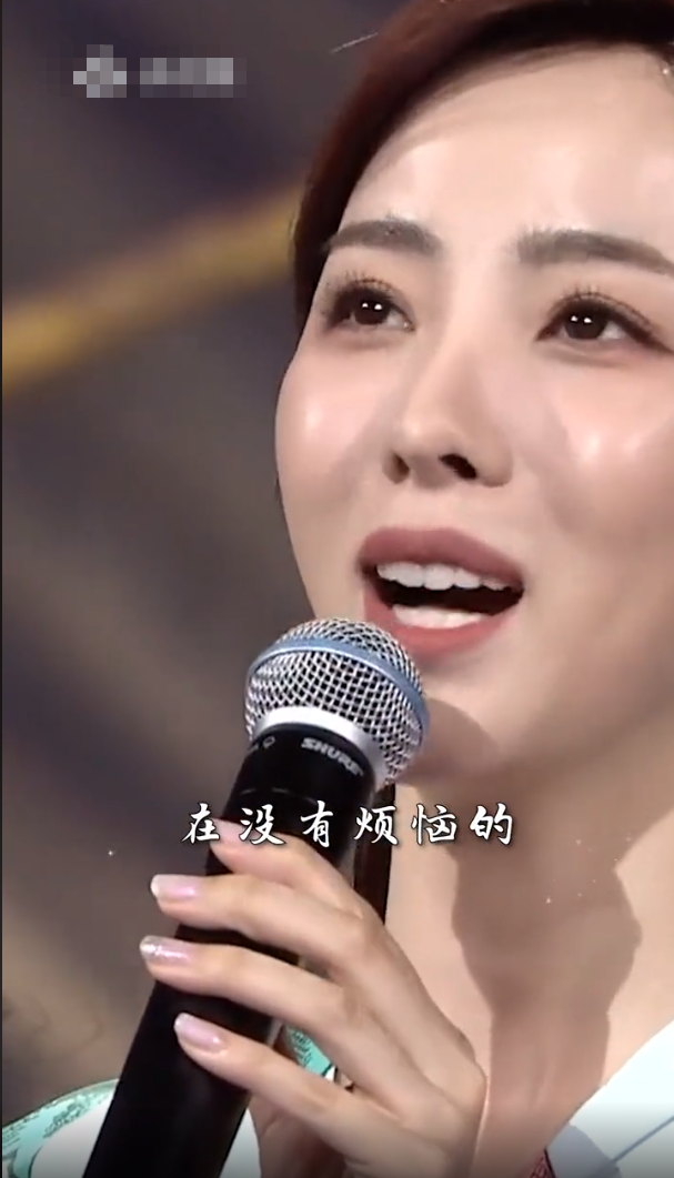 央视主持人李思思罕见唱情歌穿大花裙手指修长微笑露整齐白牙