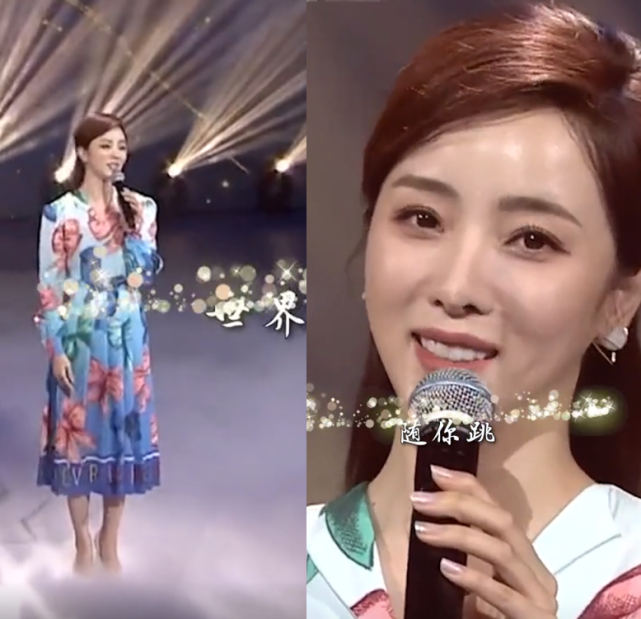 央视主持人李思思罕见唱情歌穿大花裙手指修长微笑露整齐白牙