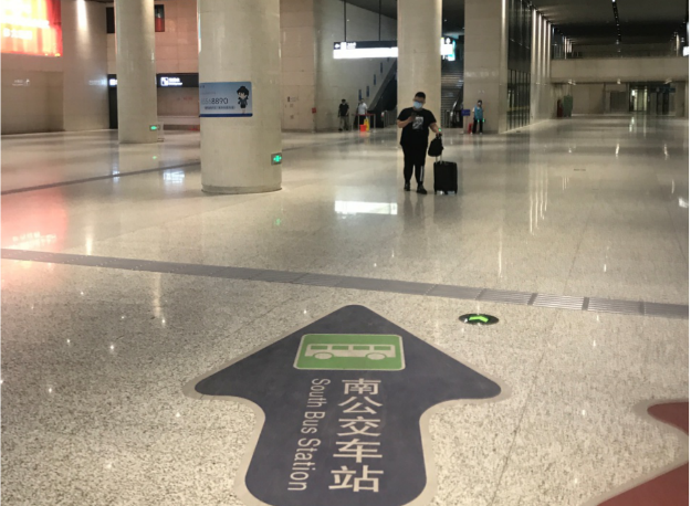 天津南站接站指南从唯一出站口出站,步行至公交车站.