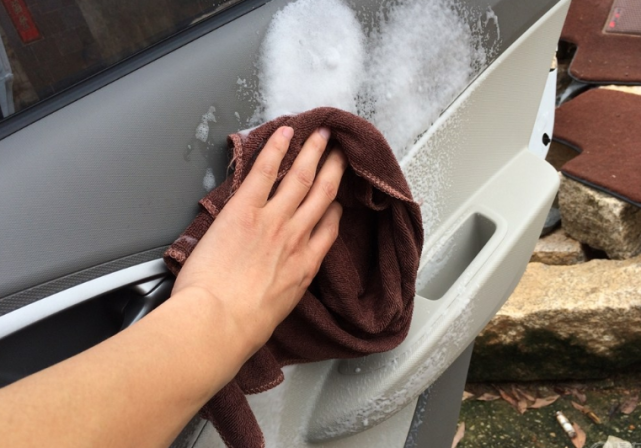 汽车内饰脏了怎么处理千万别只会用毛巾擦这四招有效又简单