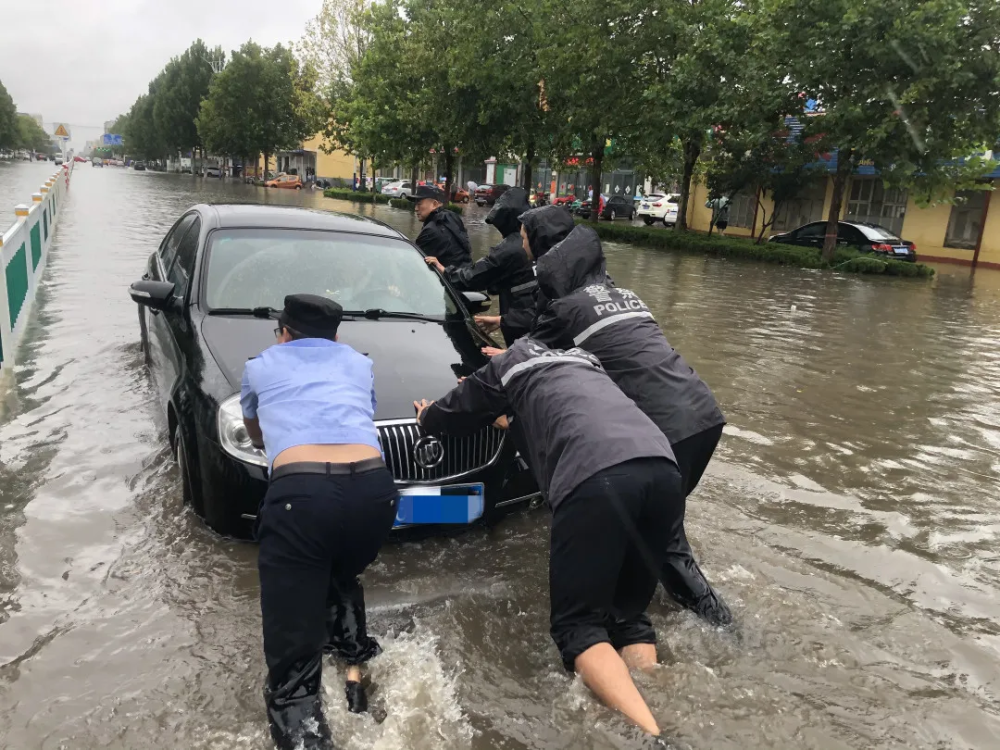 150多部车辆涉水熄火他们冒雨疏散看暴雨中的山东公安身影