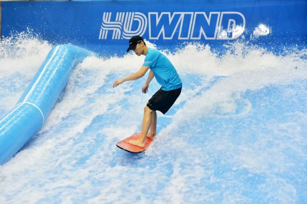 水上休闲运动新选择来宝山这里体验室内冲浪吧