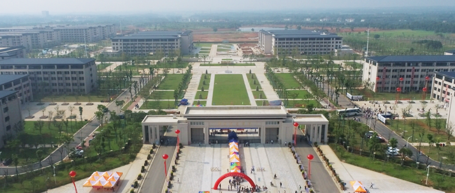 走进崭新美丽的校园南昌交通学院墨轩湖校区位于国家级生态县—靖安