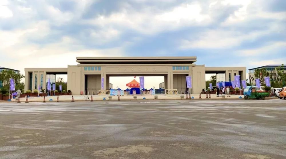 走进崭新美丽的校园南昌交通学院墨轩湖校区位于国家级生态县—靖安