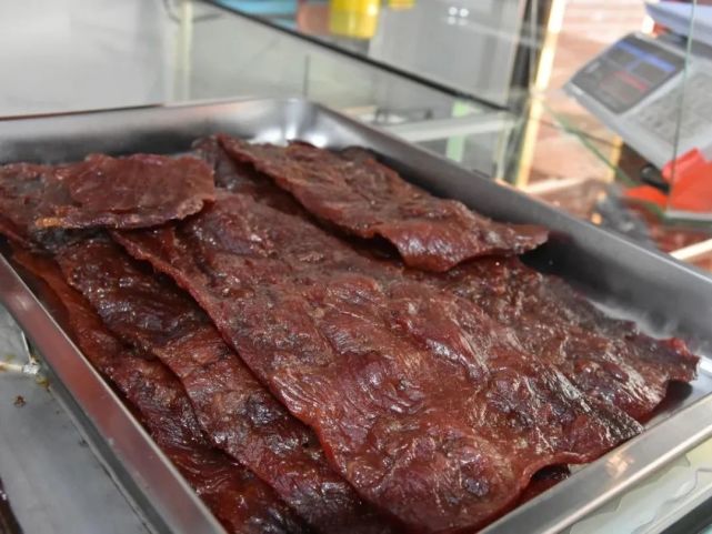 吴川的牛肉干选料新鲜,腌制的配料比例精准,保留了牛肉原有的香味