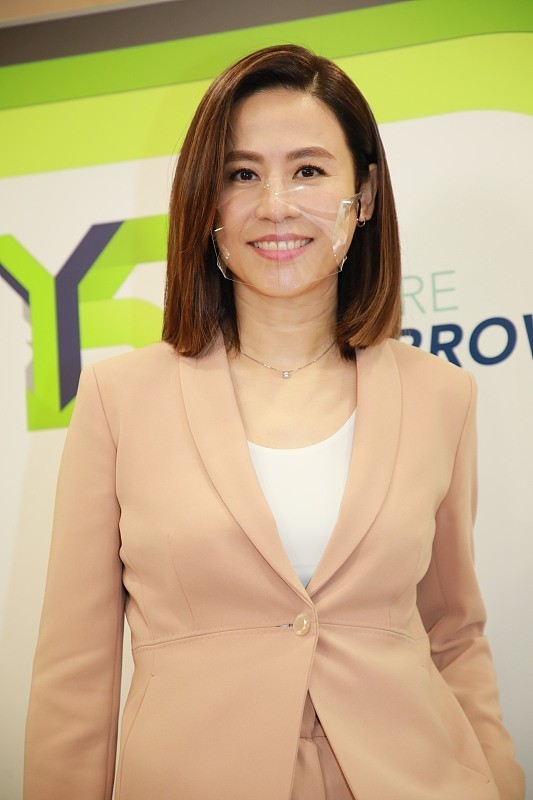 宣萱还是那么美,虽然戴透明口罩有点奇怪,但气质还是年轻的