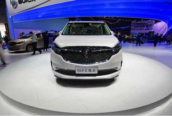 实拍别克gl8艾维亚白色限量版:王者依然是王者!_腾讯新闻