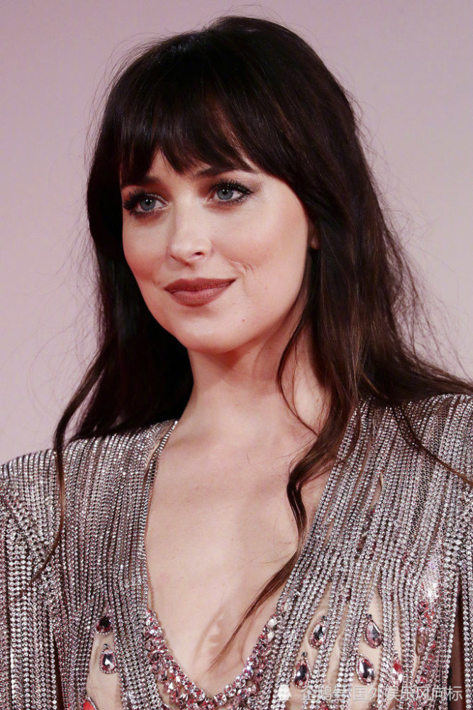 达科塔·约翰逊在威尼斯电影节上穿着一件宝石的gucci礼服惊艳全场