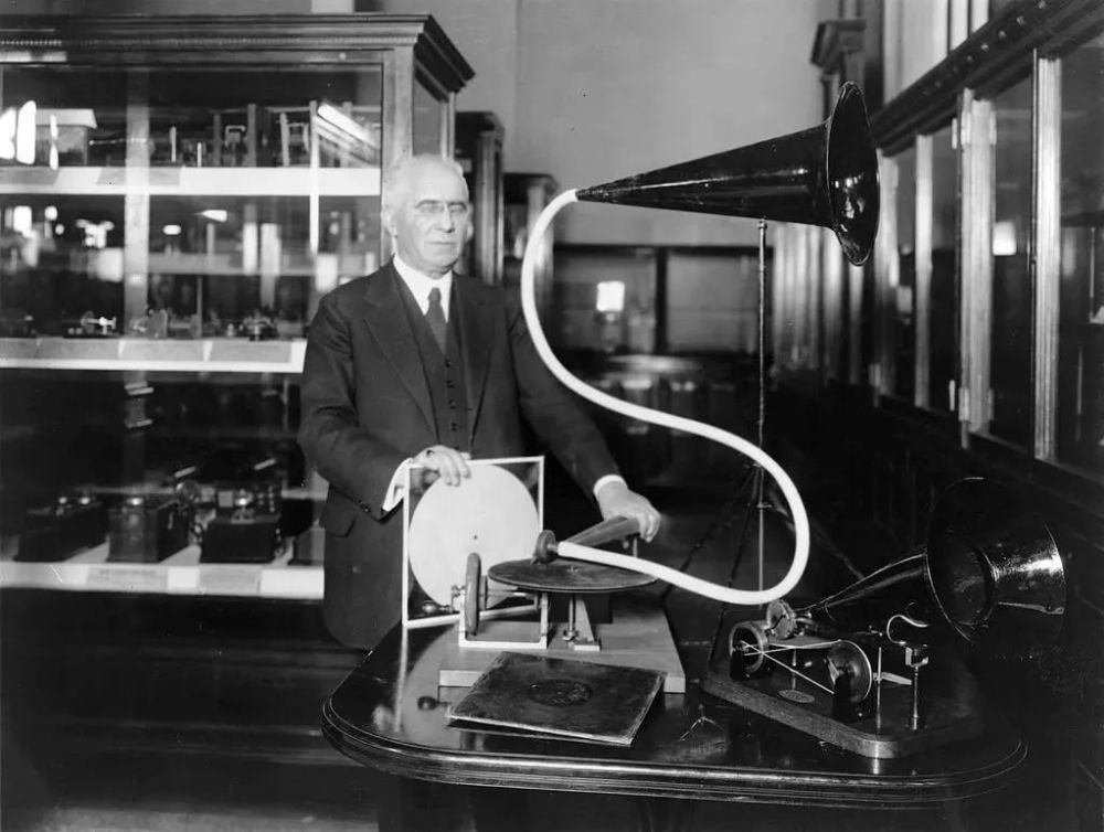 柏林纳在1887年获得唱盘留声机的首个专利,这也是我们现在口中的黑胶