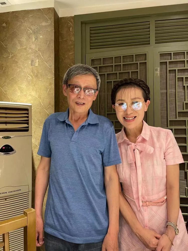 中央民大校长助理吕家兴中央民大校长助理吕家兴向云秀梅颁发捐赠证