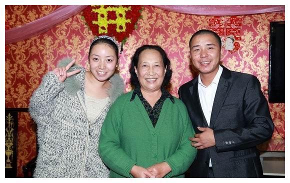 拿着借来的,抵押摩托的钱,孙桂田自己动手装修,装饰,把第一家艺林