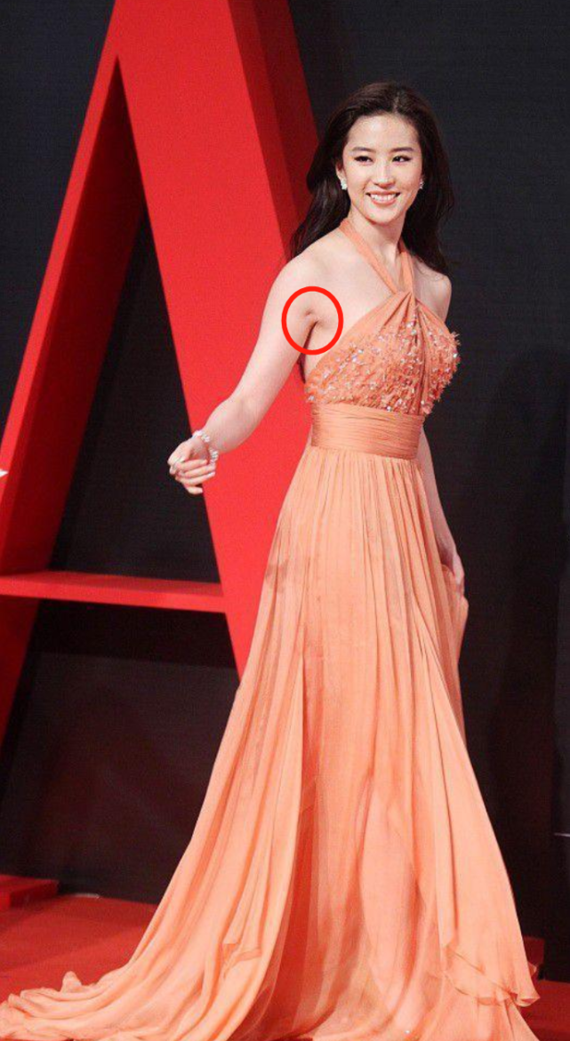 刘亦菲真是尤物身材啊胳肢窝下还有小酒窝难怪偏爱挂脖裙