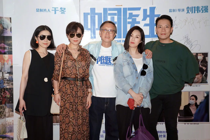 刘嘉玲捧场《中国医生》,穿雪纺花边裙戴大金表,站c位撑名场面