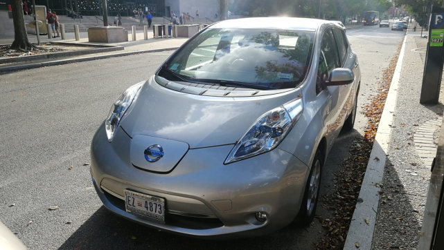 (華盛頓街頭的日產電動車)(紐約街頭的出租車)再從車輛屬性來說,美國