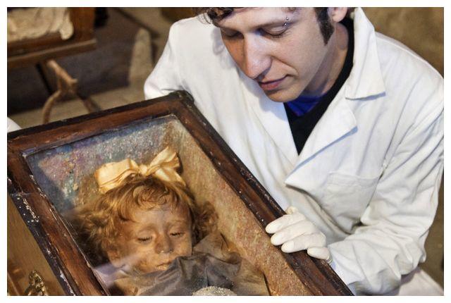 史上最美木乃伊睡相甜美可爱眼睛会睁闭