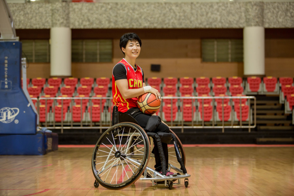 广东残奥健儿张雪梅担任东京残奥会闭幕式中国体育代表团旗手