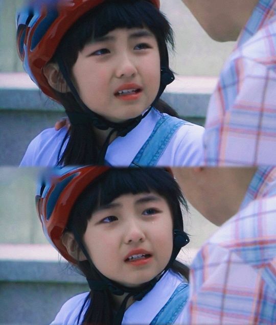 无法享受同龄孩子的快乐童年,母亲很多次跟张子枫说:"女儿,我们回老家