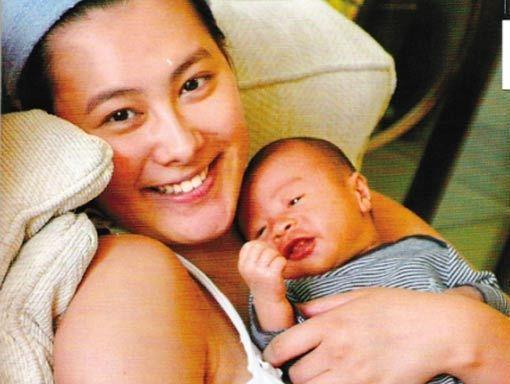 梁洛施双胞胎儿子近照流出打脸说其脑瘫之人和李泽楷复合性大