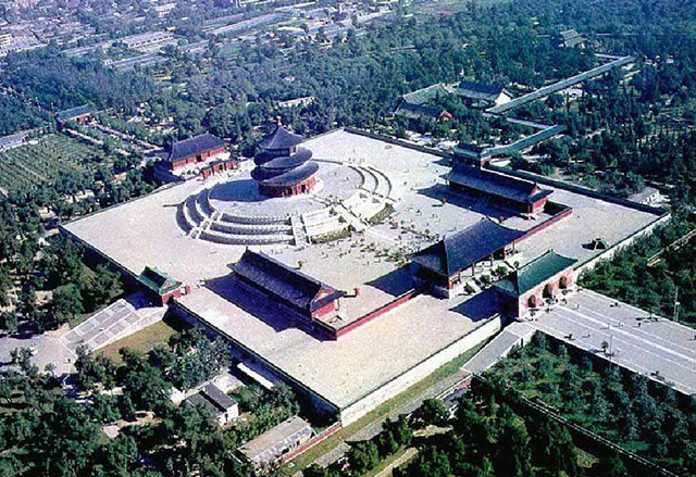 用我国著名作家肖复兴老师在《天坛六十记》的《祈年殿》章节中,一位