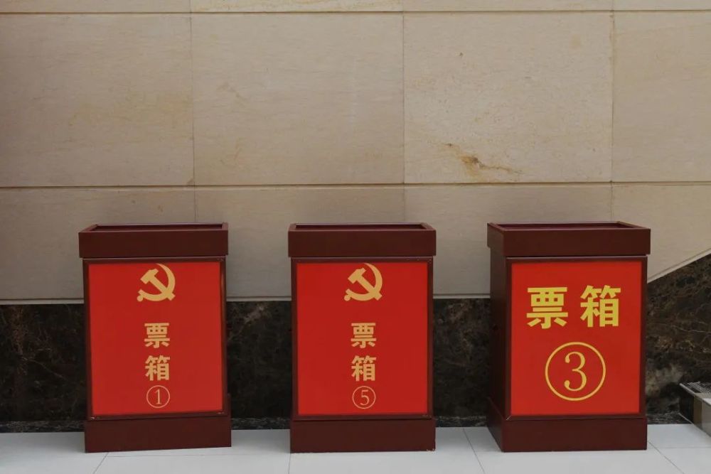 您一定好奇会场布置得怎么样了 让我们跟随镜头一起来看看 现场的