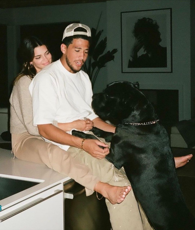 超模肯达尔·詹娜纪念恋爱一周年,与布克甜蜜合影,羡煞众人|肯豆