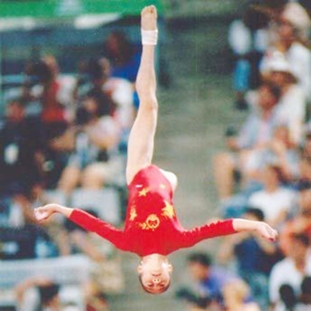 92年奥运,16岁陆莉替补登场满分夺冠,18岁因肝炎退役后远嫁美国