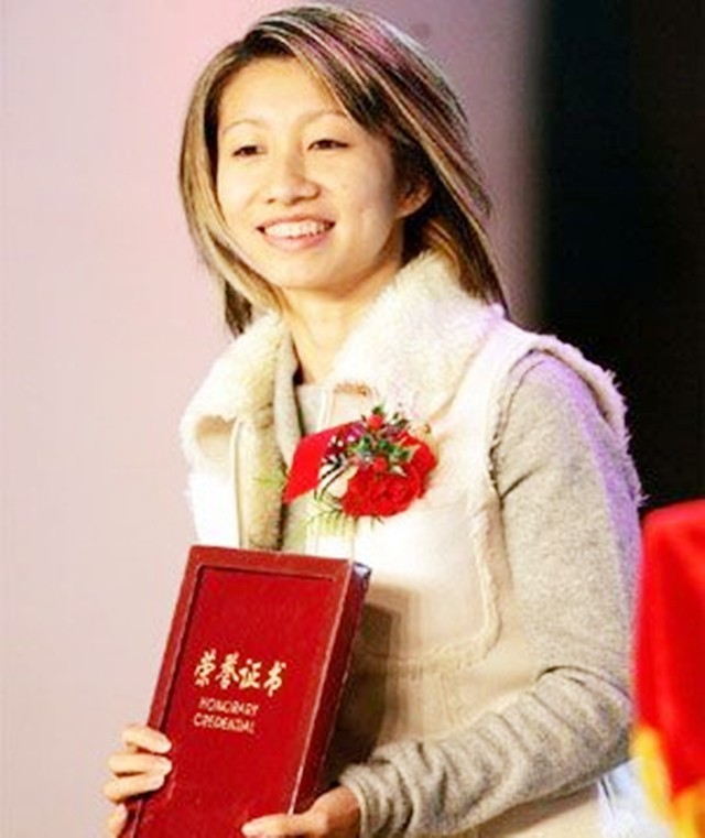 92年奥运,16岁陆莉替补登场满分夺冠,18岁因肝炎退役后远嫁美国