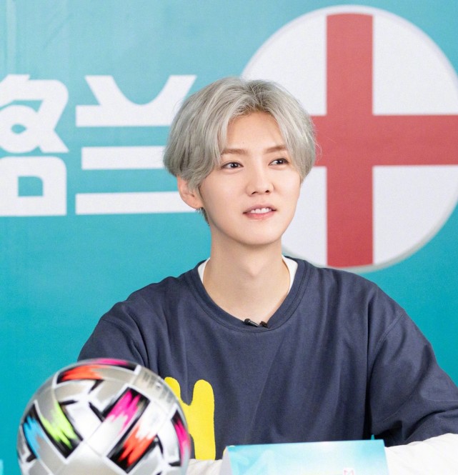 鹿晗解锁新身份,深夜当足球解说员畅聊欧洲杯,90后造型又抢镜