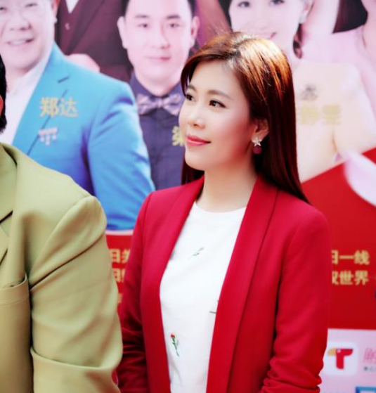 黎绮雯和李静雯,广东电视珠江台中的两大美女主持人,你更喜欢谁