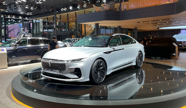 实拍林肯zephyr,镇殿之宝装上三联屏能吊打c级吗?|视频