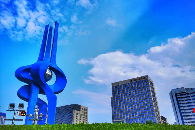 这里位于济南中心地带,更是泉城地标建筑,每天成千上万人来打卡