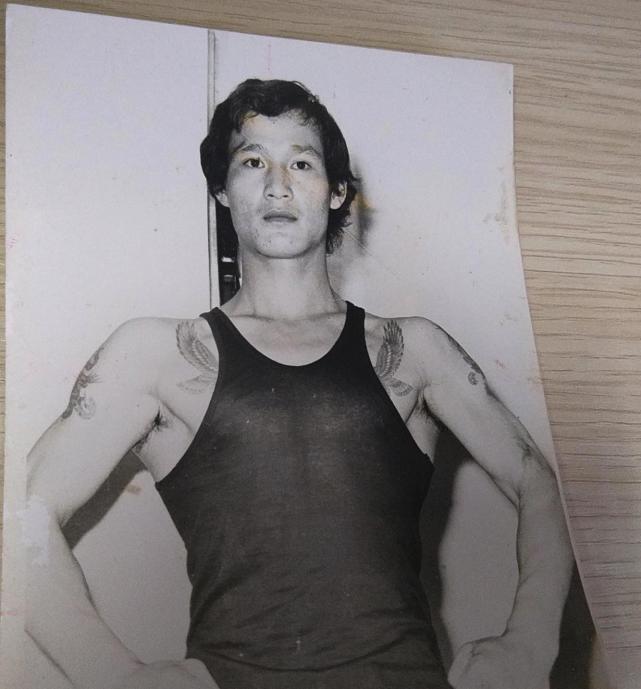 80年代,有着香港"泰拳教父"之称的苏龙与14k双花红棍陈惠敏发生冲突