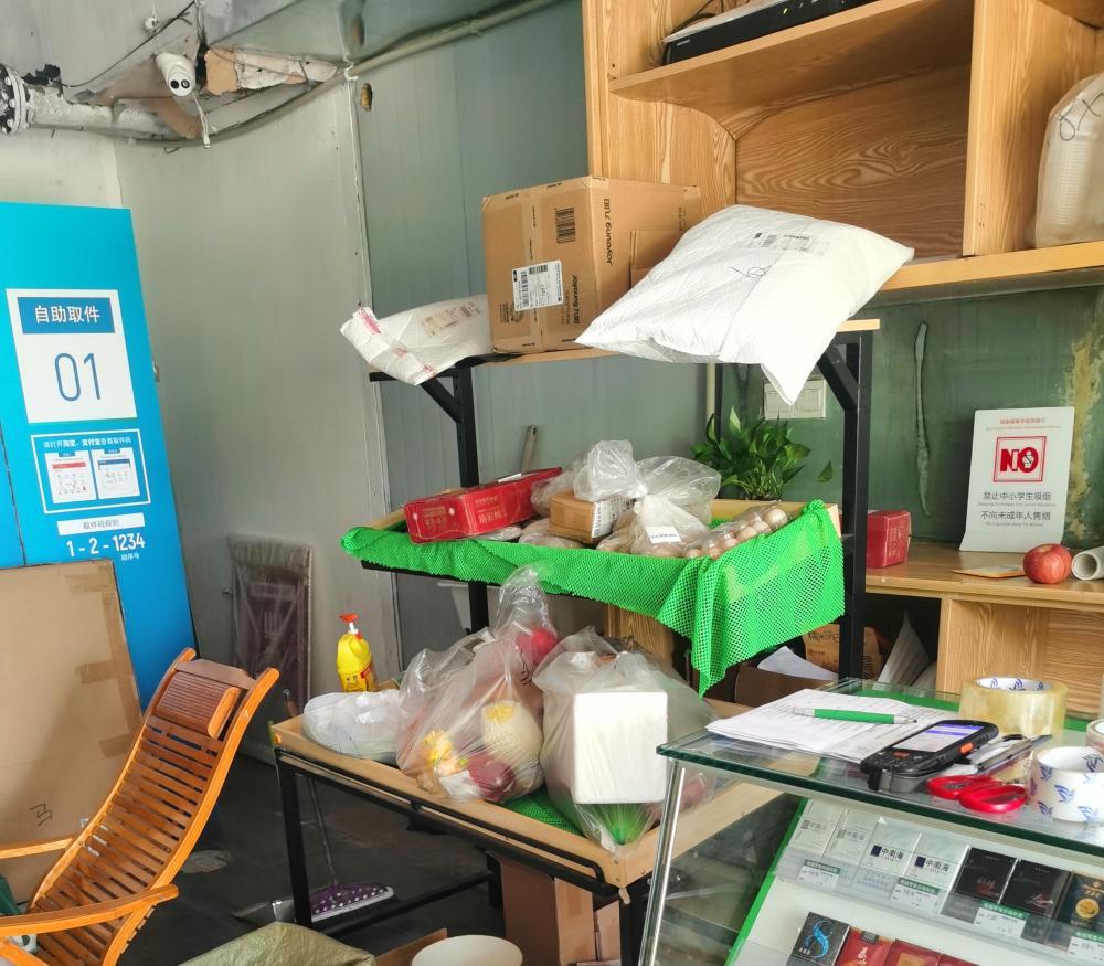 在青浦区隽苑小区外,菜鸟驿站同步设有自提点.