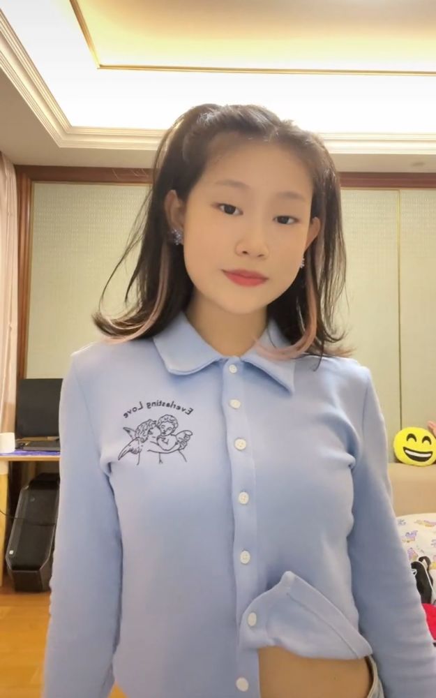 小沈阳女儿染发热舞,故意卷起衣服露细腰,14岁长成一张高级脸