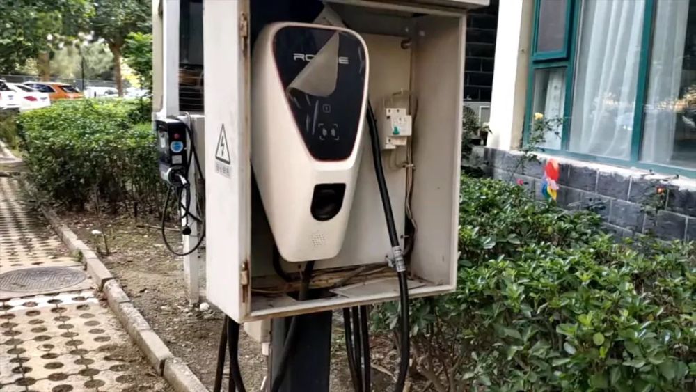 小区汽车充电桩接入商用电,不止价格翻番