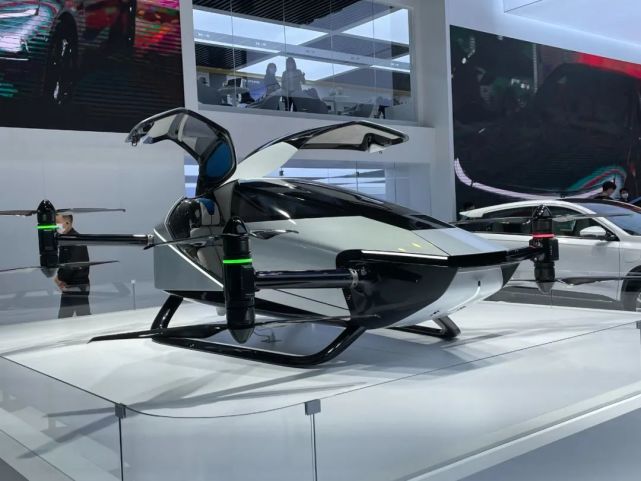 在2021成都车展的小鹏展台上,酷似大号无人机的旅航者x2飞行器,出尽风