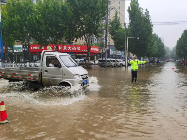 暴雨中的周口交警 再次冲锋向前 逆水而行