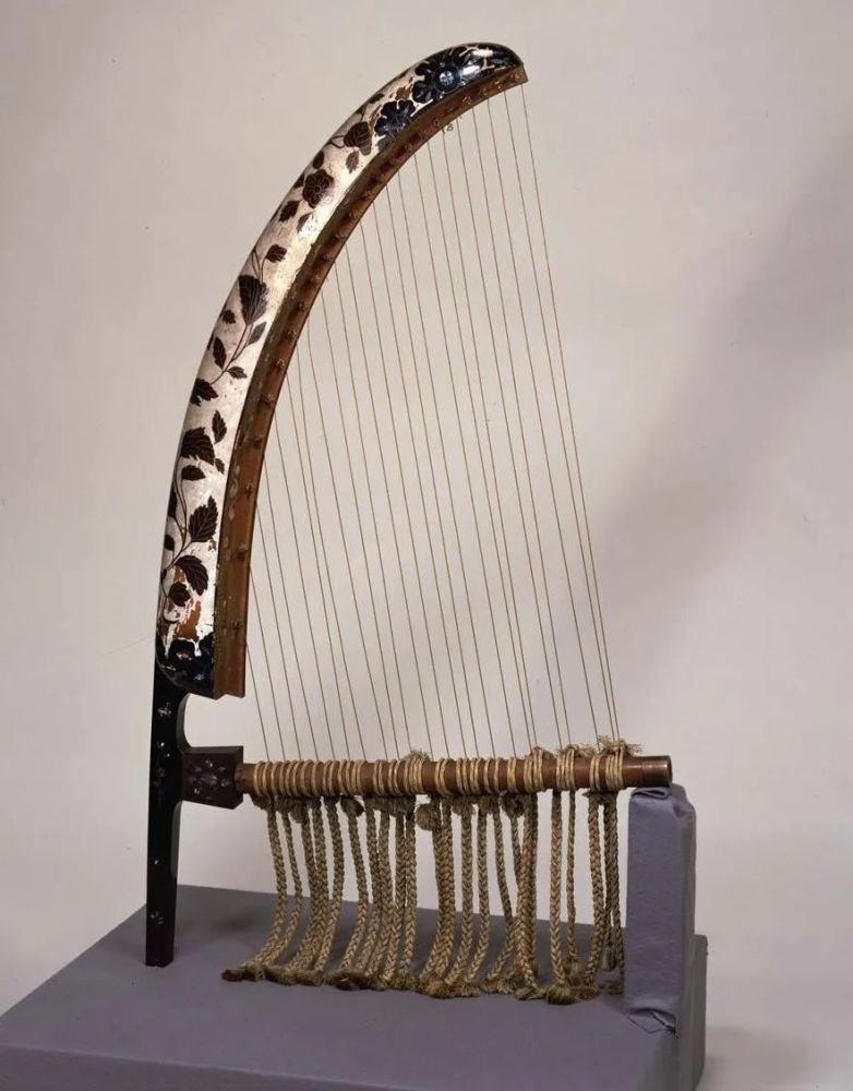 [唐] 正仓院藏螺鈿槽箜篌(模造)日本東京国立博物馆▲ 螺鈿箜篌琴