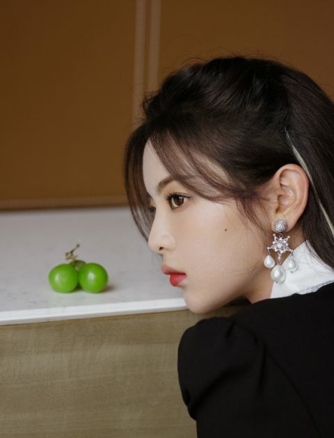 杨超越穿复古娃娃领连衣裙摩登俏皮挑染发色成熟时尚