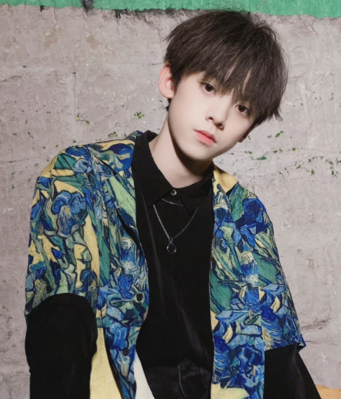 应了粉丝说的话,千万别在时代少年团和同学拍的照片中认识左航,tf三代