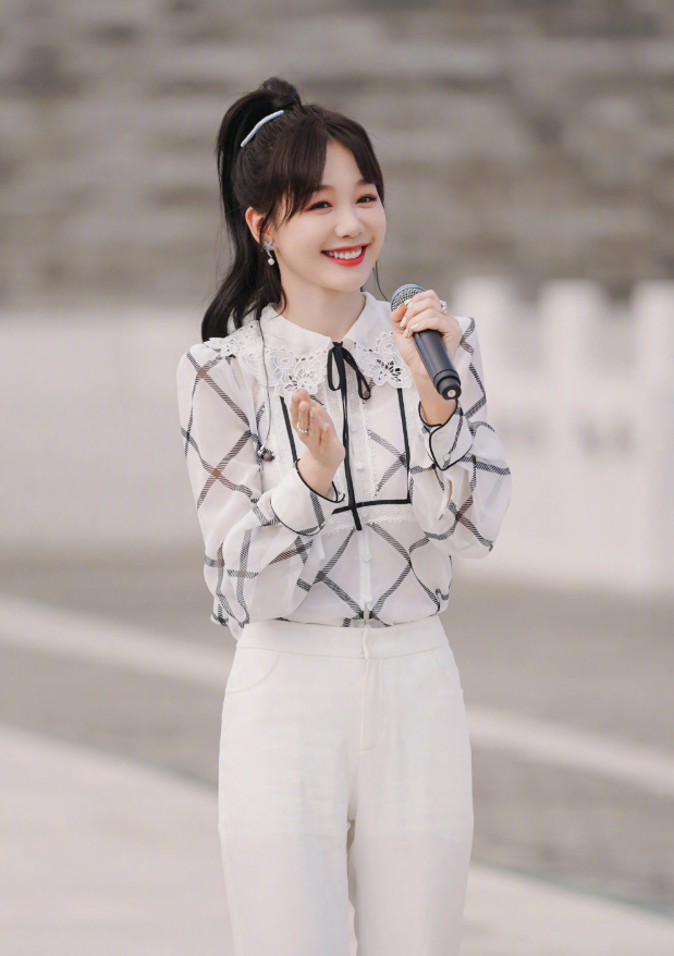 徐梦洁最新综艺剧照娃娃领衬衣扎高马尾不愧是人间小彩虹