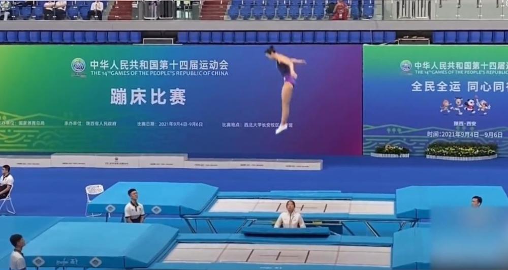 大爆冷门奥运冠军朱雪莹蹦床出现重大失误摔出场外无缘决赛