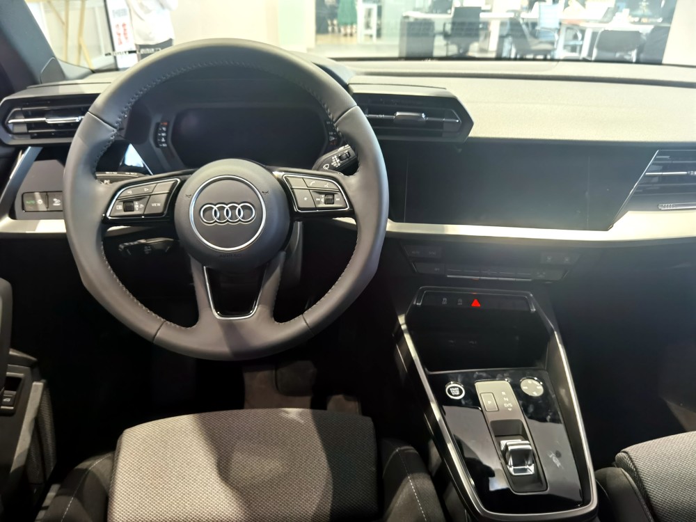 内饰科技感强实拍奥迪a3l最低配后排空间更实用