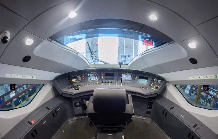 高铁驾驶室没有方向盘列车要怎么转弯高铁司机是不是很轻松