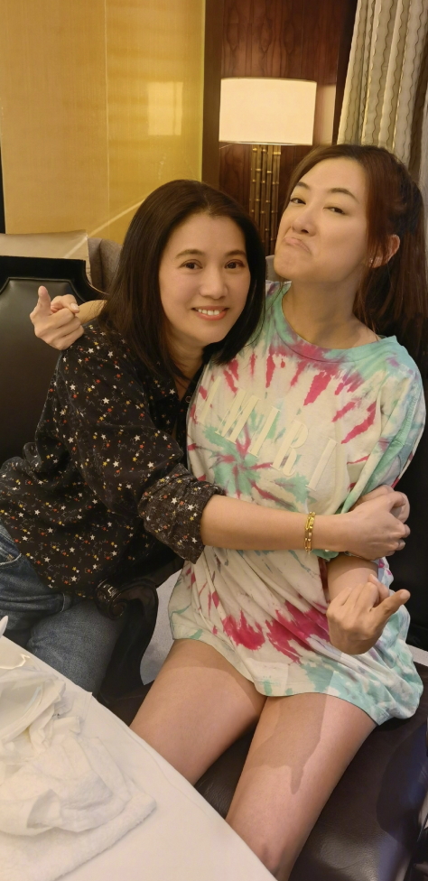 张智霖生日抱春哥后,袁咏仪庆生也紧搂应采儿,被侃夺夫之仇已报